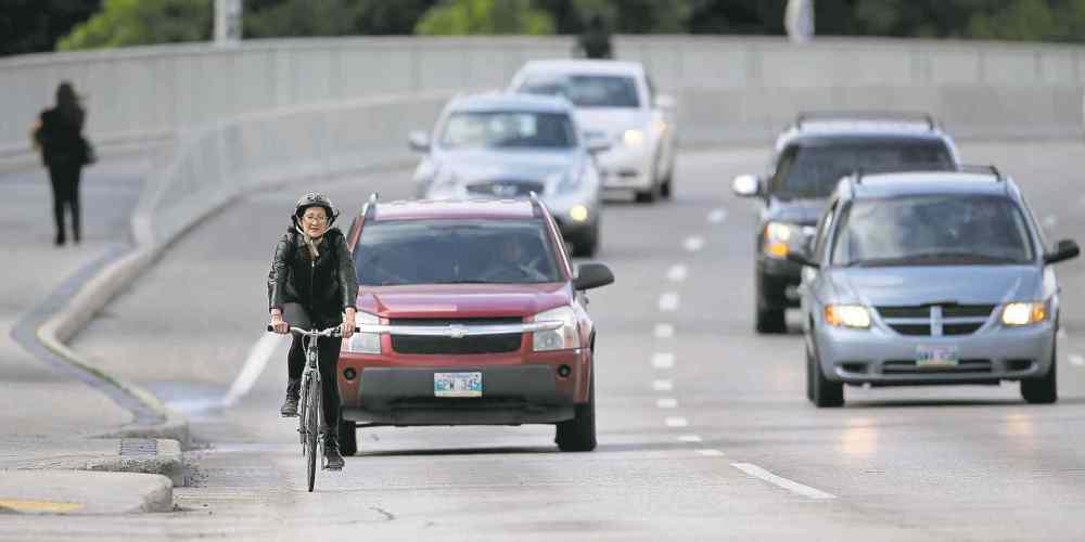 Trevor Hagan/Winnipeg Free Press
There's a welcome bike lane on the Osborne Street Bridge heading south from downtown, but it ends abruptly at the foot of the bridge.