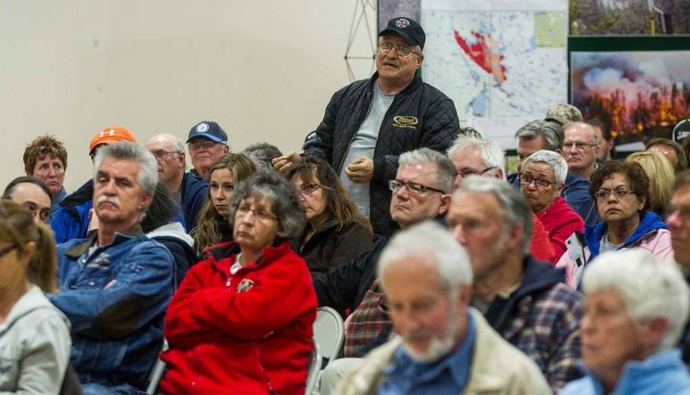 MIKE DEAL / WINNIPEG FREE PRESS
Bob Hazlehurst who has a cabin in Ingolf, Ont., asks a question during an information meeting Thursday night organized by Manitoba and Ontario fire officials for those affected by the Caddy Lake fire.