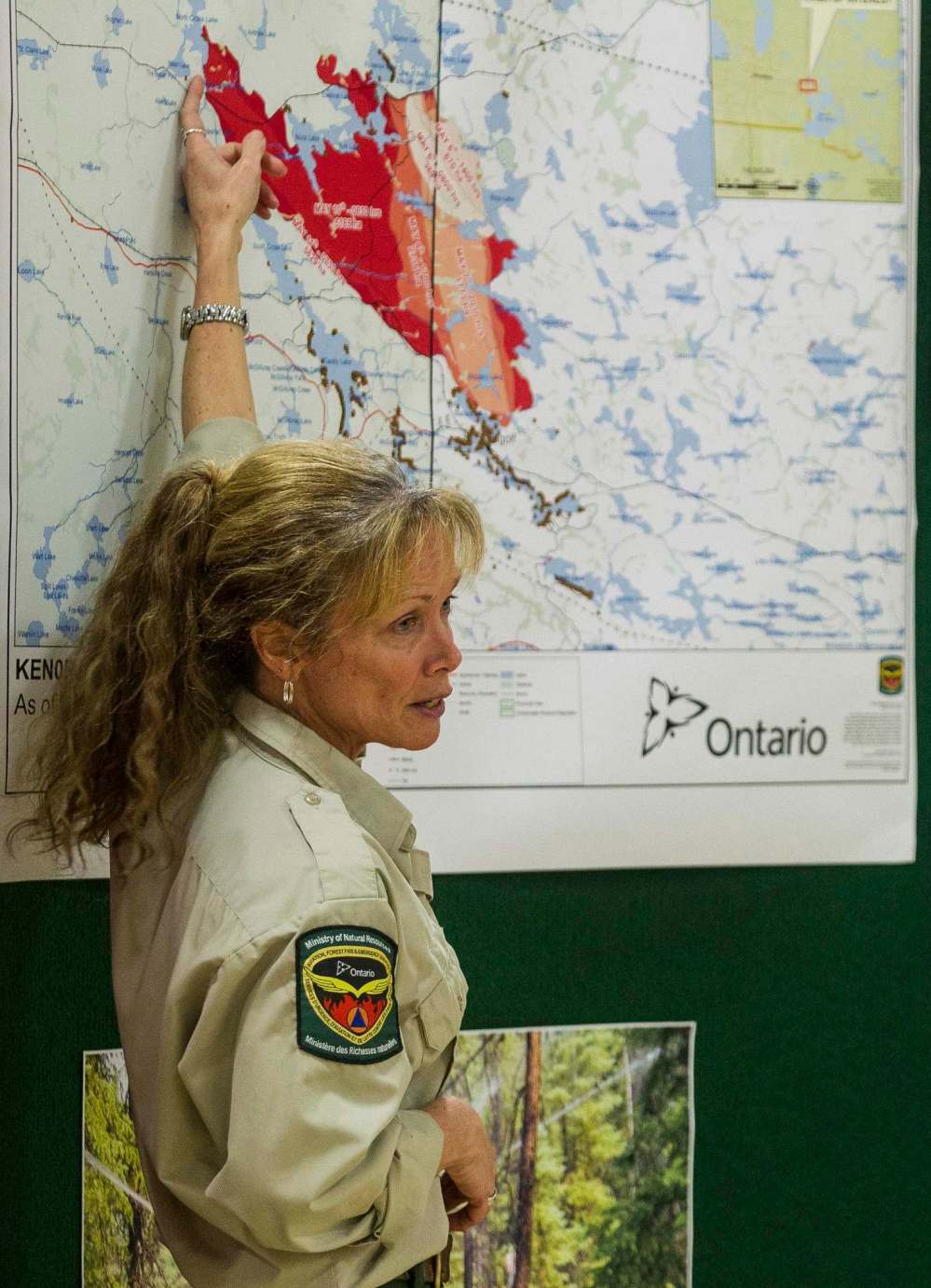 MIKE DEAL / WINNIPEG FREE PRESS
Marney Brown, Incident Commander with the Ontario Ministry of Natural Resources and Forestry talks to area residents who gathered at the Whitehall Community Hall in Falcon Lake for an information meeting put together by Manitoba and Ontario fire officials for those affected by the Caddy Lake fire Thursday evening.