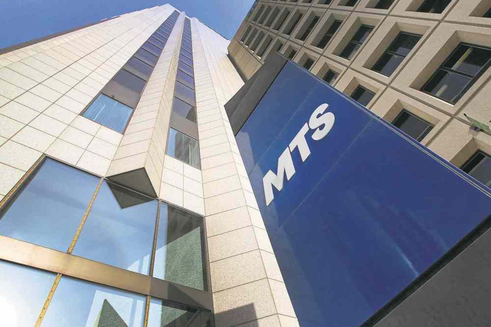 PHOTOS BY JOE BRYKSA / WINNIPEG FREE PRESS FILES
MTS� downtown headquarters on Main Street.