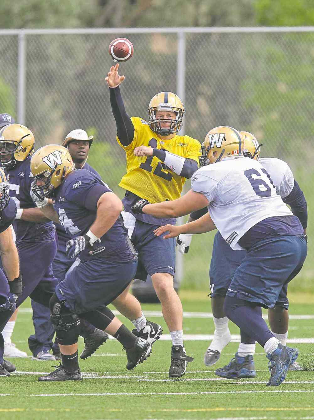 Mike Deal / Winnipeg Free Press
Quarterback Brian Brohm passes during Blue Bombers practice Monday morning. Brohm was not cut and threw only footballs.