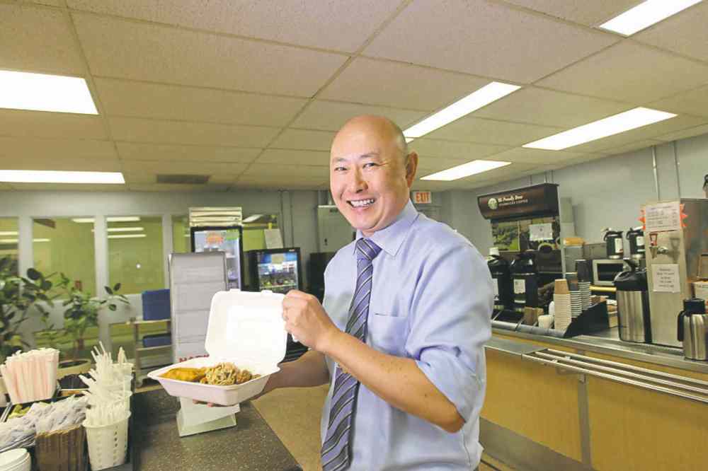 Ruth Bonneville / Winnipeg Free Press
Dr. Aaron Chiu is a regular at the subterranean restaurant at Health Sciences Centre.