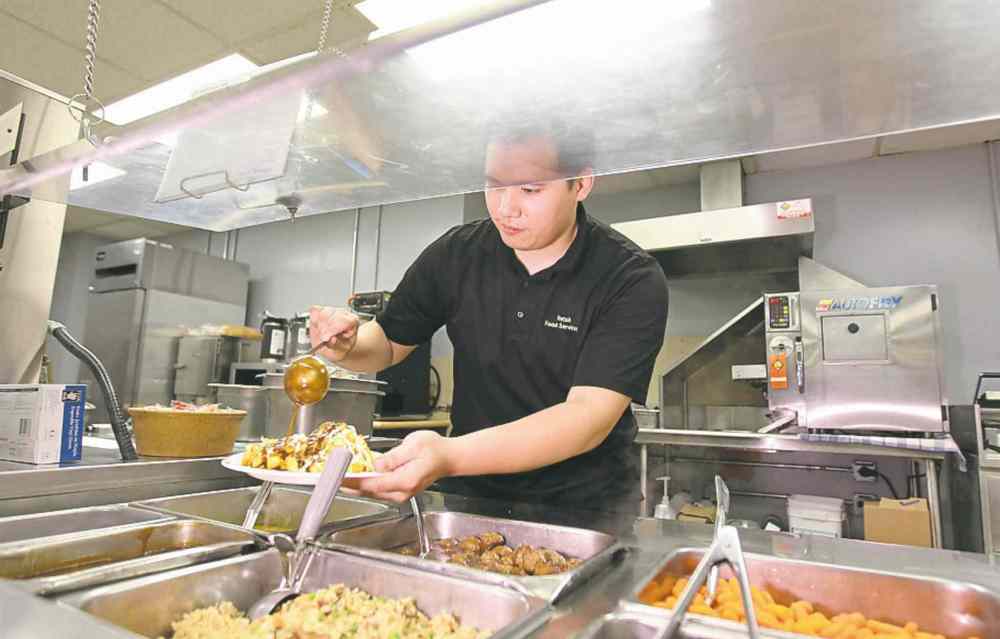 Ruth Bonneville / Winnipeg Free Press
Alex Sam has been ladling out food at the Tunnel Café for the last nine years.