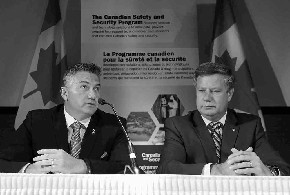 Wayne Glowacki / Winnipeg Free Press files
Tories James Bezan (left), MP for Selkirk-Interlake, and Lawrence Toet, MP for Elmwood-Transcona, made funding announcements before the election.