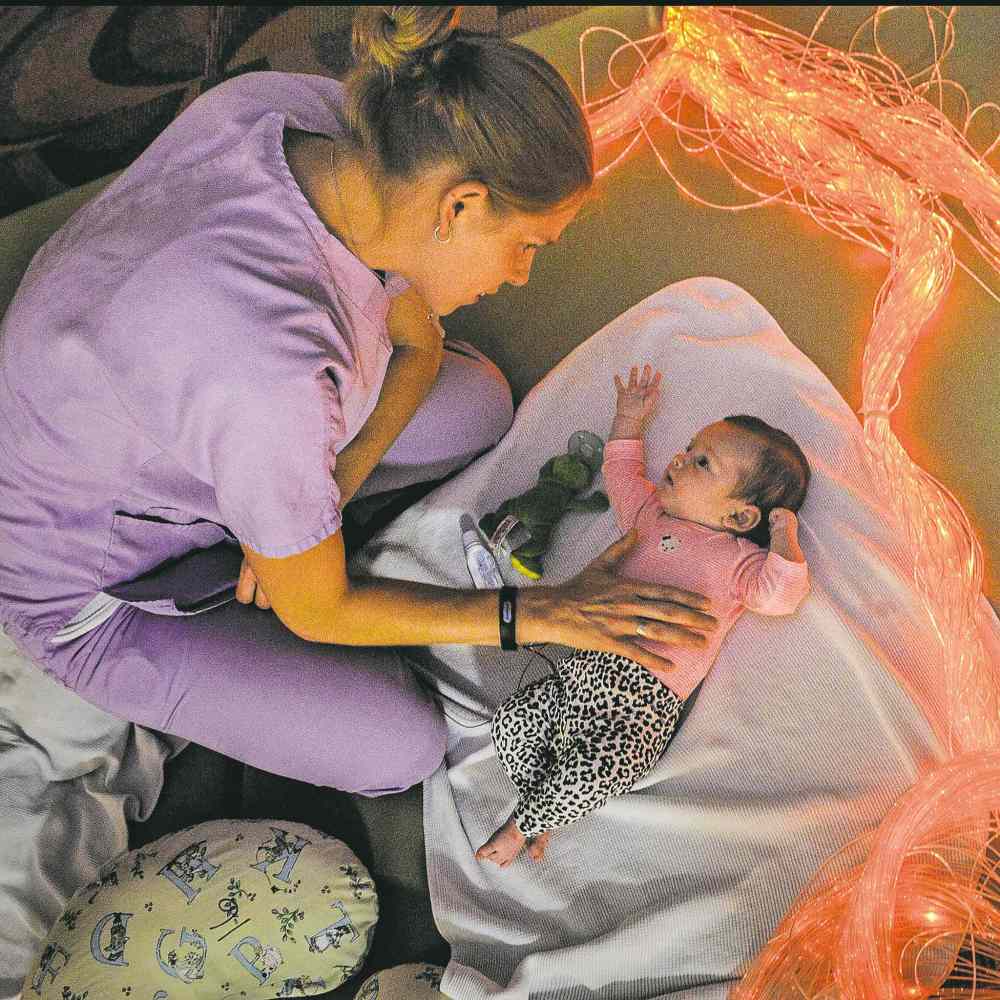 Bloomberg The Washington Post
PHOTOS BY Bill O�Leary / Washington Post
Makenzee Kennedy is looked over by recreational therapist Adrienne Blizzard while waiting for a visit from her mother at Mount Washington Pediatric Hospital in Baltimore.