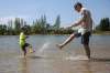 MIKE DEAL / WINNIPEG FREE PRESS
Calum Goetzke, 6, and his dad Eric Stutzman play in the water at Birdshill Park beach.