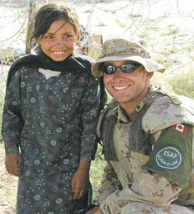 Marc Lavoie photo
La jeune Minyaka et Marc Lavoie, au march�� de Kaboul, la capitale de l�Afghanistan, en 2005.
