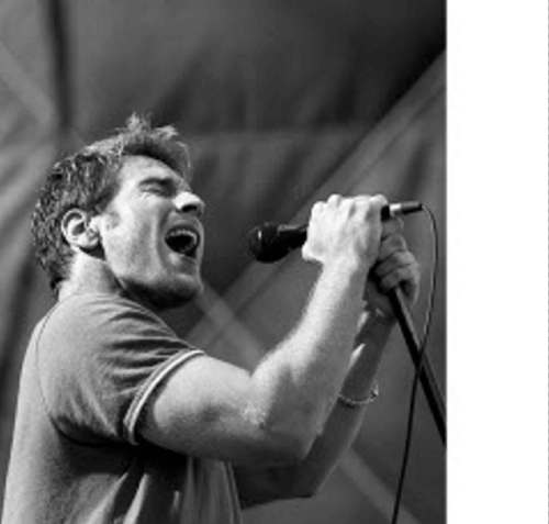 JEFF DE BOOY / FREE PRESS FILES
I Mother Earth lead singer Edwin belts out a tune at Edgefest '97 at the Winnipeg Stadium.