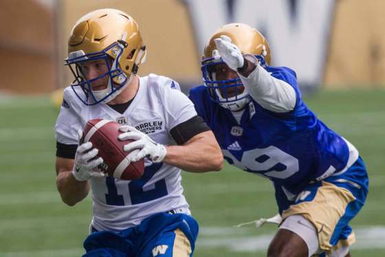 MIKE DEAL / WINNIPEG FREE PRESS Receiver Ryan Smith hauls in a pass in front of defender Julian Posey Sunday.
