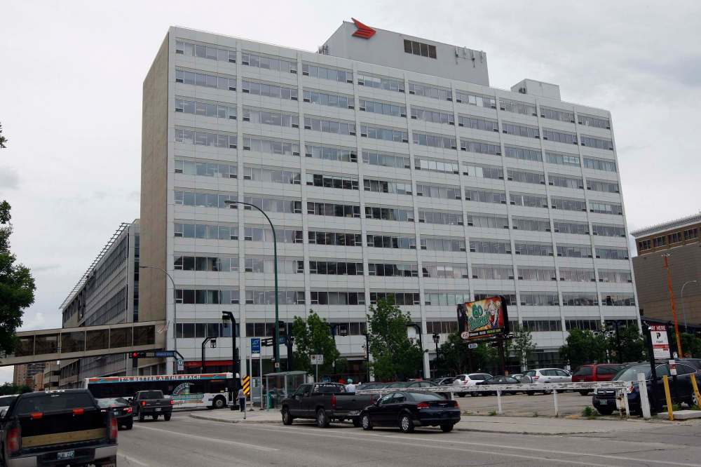 KEN GIGLIOTTI / WINNIPEG FREE PRESS FILES
The city's purchase of Canada Post's former Graham Avenue Tower is helping it post a deficit so far this year.