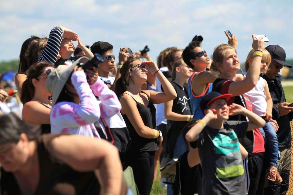 RUTH BONNEVILLE / WINNIPEG FREE PRESS
Thousands of spectators look to the skies to watch the Manitoba Air Show in Southport near Portage Saturday.