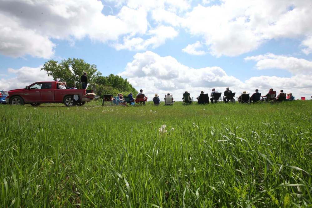 RUTH BONNEVILLE / WINNIPEG FREE PRESS
Some spectators pulled up lawn chairs near site of Manitoba Airshow near Southport Saturday