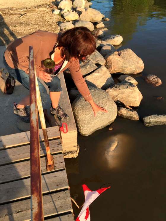 ALEXANDRA PAUL / WINNIPEG FREE PRESSSue Bakker points out where she saw the boot at the boat launch on the Red River near Selkirk