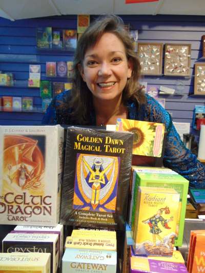 MAUREEN SCURFIELD / WINNIPEG FREE PRESS
Lisa Tjaden, tarot card reading instructor
