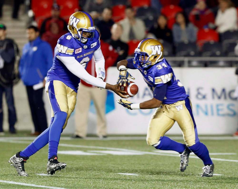 Fred Chartrand / The Canadian Press
Winnipeg Blue Bombers quarterback Dominque Davis (6) hands off the ball to teammate Carlos Anderson (34) during pre-season CFL football action in Ottawa, Monday, June 13, 2016.