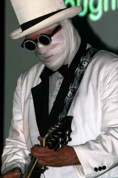 Mike Aporius / Winnipeg Free Press Archives
Nash the Slash always performed with his face wrapped in bandages and wore a tuxedo, top hat and sunglasses.