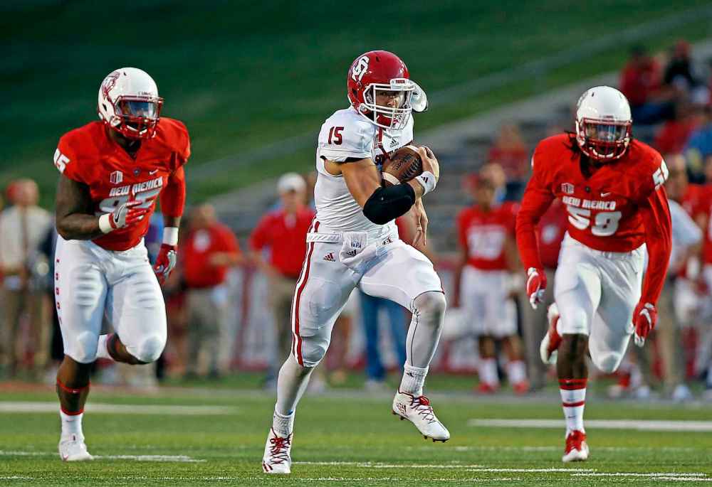 Andres Leighton / The Associated Press Files
University of South Dakota Coyotes quarterback Chris Streveler (centre) set 20 new records for the program, including passing yards (4,134) and total offence (4,854).
