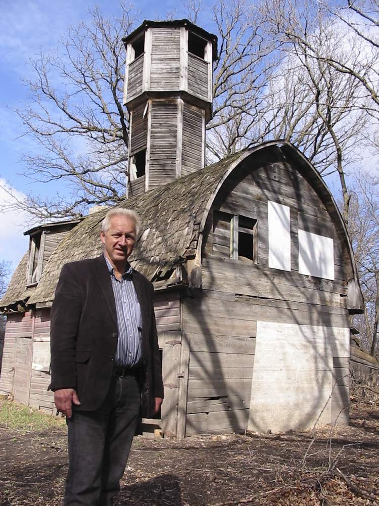Bill Redekop / Winnipeg Free Press
Emerson Mayor Wayne Arseny is seen outside a historic fox-fur barn and (below) peering out its peeping tower.