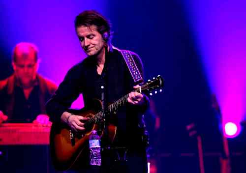 Boris Minkevich / Winnipeg Free Press
Blue Rodeo's Jim Cuddy performs to a crowd of 3,500 at MTS Centre in Winnipeg Thursday.