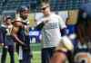 Wayne Glowacki / Winnipeg Free Press
Winnipeg Blue Bombers head coach Mike O'Shea goes over the plan with receiver Cory Watson at Wednesday's workout.