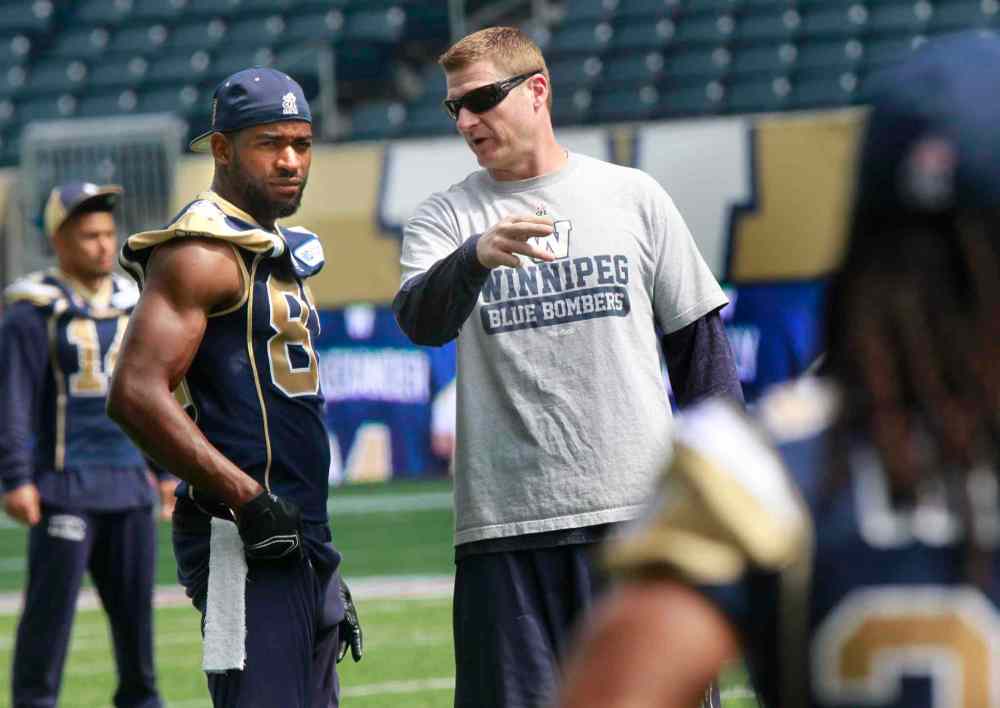Wayne Glowacki / Winnipeg Free Press
Winnipeg Blue Bombers head coach Mike O'Shea goes over the plan with receiver Cory Watson at Wednesday's workout.