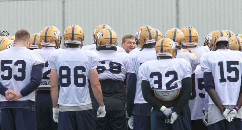 Mike Deal / Winnipeg Free Press
Head Coach Mike O'Shea talks to players during Winnipeg Blue Bombers practice. On Saturday the team cut down to their final 46-man roster.
