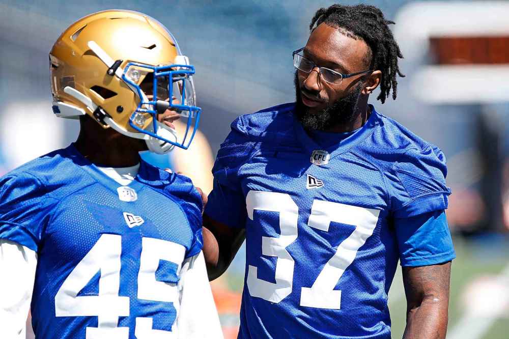 JOHN WOODS / WINNIPEG FREE PRESS
Blue Bombers halfback Brandon Alexander, right, gives words of advice to Elijah Battle at training camp in Winnipeg Monday.