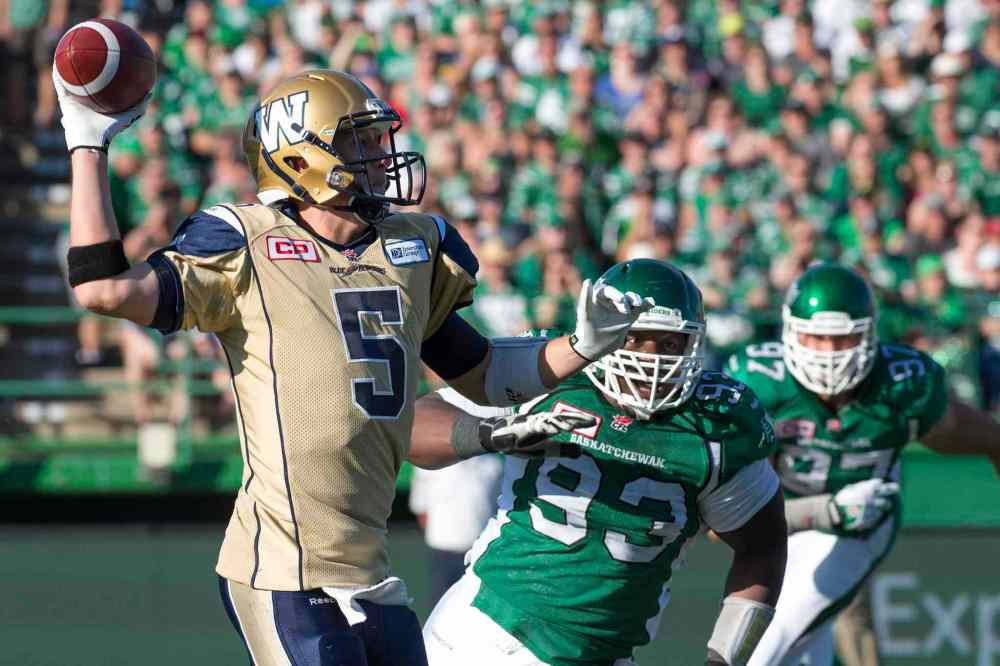 RICK ELVIN / THE CANADIAN PRESS
Winnipeg Blue Bombers quarterback Drew Willy throws a pass against the Roughriders during the first quarter of CFL football action in Regina Saturday.