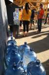Joe Bryksa / Winnipeg Free Press
Fans fill up water bottles at Canad Inns Stadium Friday night.