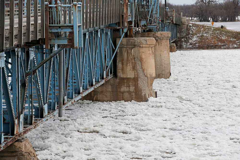 Rare fall flooding closes Selkirk Bridge; residents on alert Winnipeg
