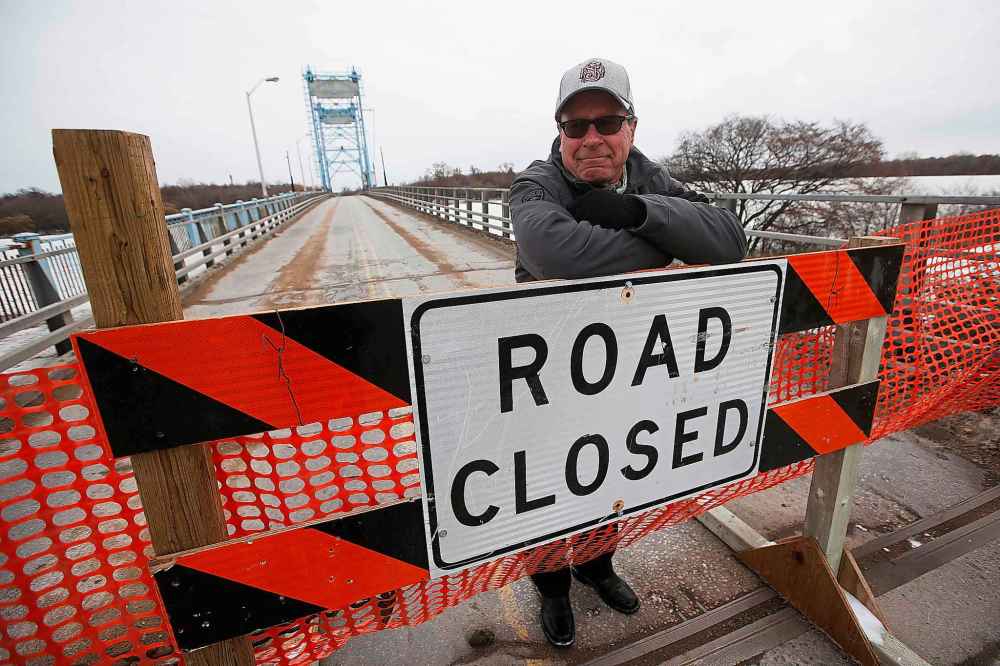 Rare fall flooding closes Selkirk Bridge; residents on alert Winnipeg