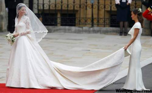 Alastair Grant /  The Associated Press
Kate Middleton, left, and accompanied by maid of honour Pippa Middleton as they arrive at Westminster Abbey.