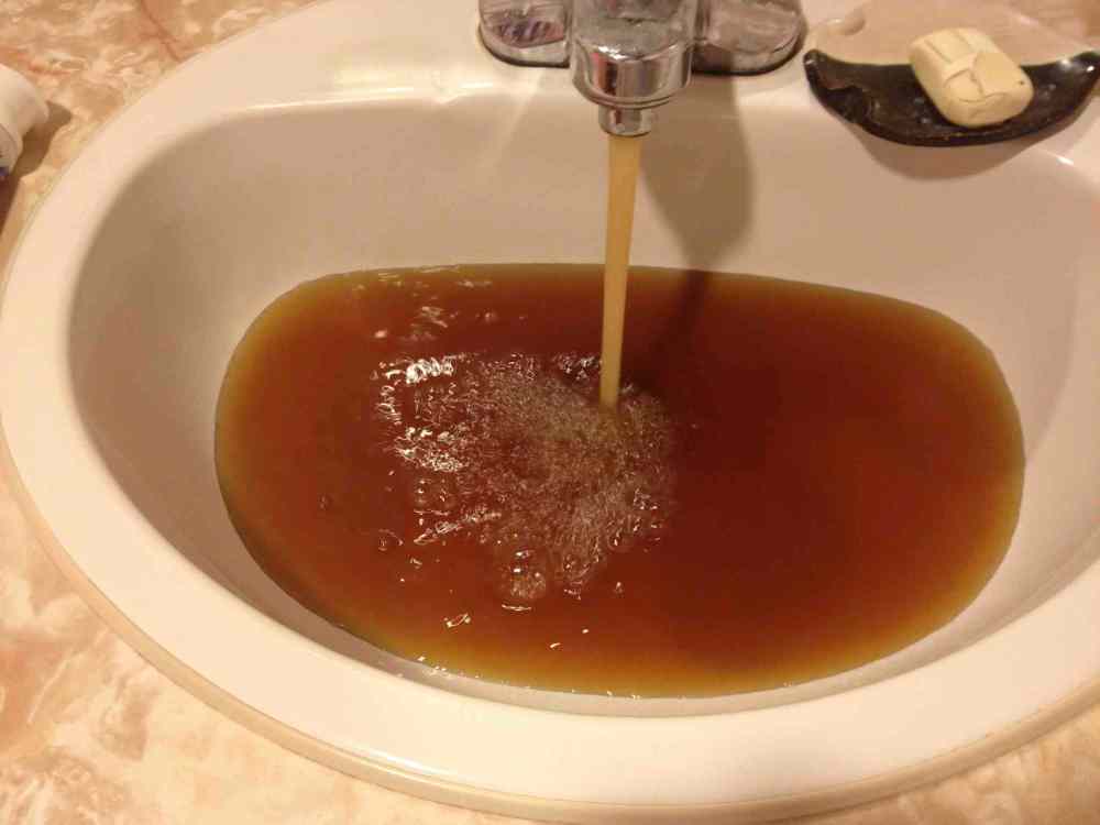 Adam Wazny / Winnipeg Free Press
The problem with brown water flowing out of taps reached epidemic proportion in 2013 when the number of incidents in Winnipeg was double the yearly average.