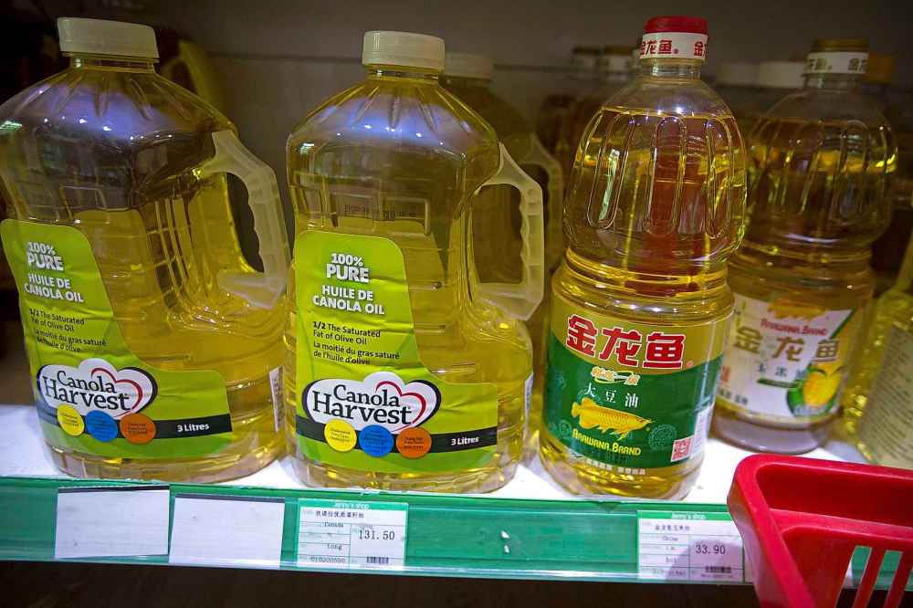 (AP Photo/Mark Schiefelbein)
Bottles of Canola Harvest brand canola oil, manufactured by Canadian agribusiness firm Richardson International, on the shelf of a grocery store in Beijing, China.