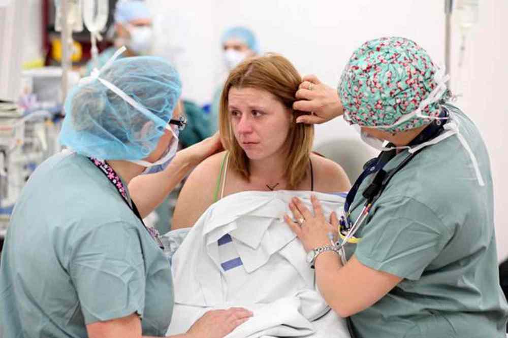 Tim Smith / Brandon Sun
This photo of Cheryl Mauthe during her breast-cancer treatment won Tim Smith first-place photo of the year in the social issues category in the News Photographers Association of Canada annual awards, announced Saturday night in Vancouver.