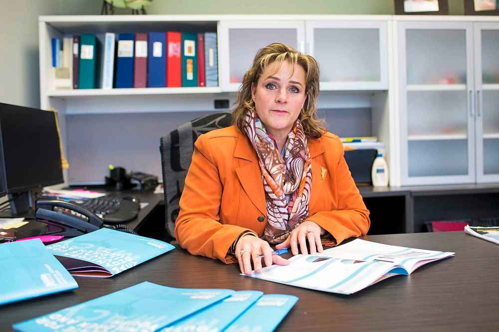 MIKAELA MACKENZIE / WINNIPEG FREE PRESS
Daphne Penrose with this year's Child Advocate Report in Winnipeg on Monday.