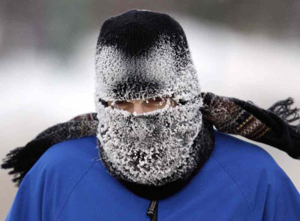 Trevor Hagan / Winnipeg Free Press
Fred Allen jogs along Wellington Crescent Sunday in -28 C weather. That's what you call dedication.
