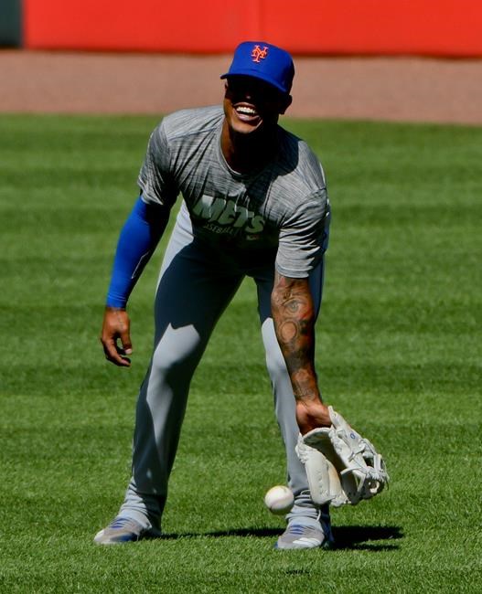 New York Mets pitcher Marcus Stroman warms up before a baseball game against the Chicago White Sox Wednesday, July 31, 2019, in Chicago. (AP Photo/Matt Marton)