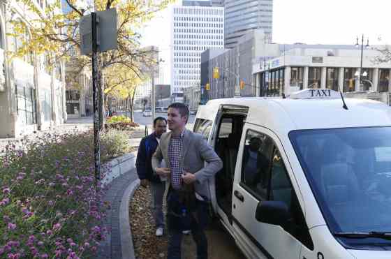 Wayne Glowacki / Winnipeg Free PressUber Canada's Public Policy Manager Chris Schafer got a ride from taxi driver Nadeem Arain from the airport to the Winnipeg Chamber of Commerce office.