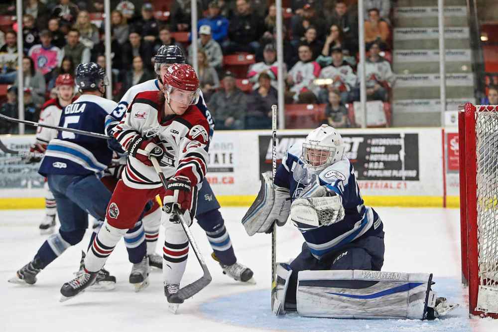 Tim Smith/The Brandon Sun Files
Steinbach Pistons goalie Matthew Thiessen, right, of the Steinbach Pistons is the fourth-ranked North American goalie.