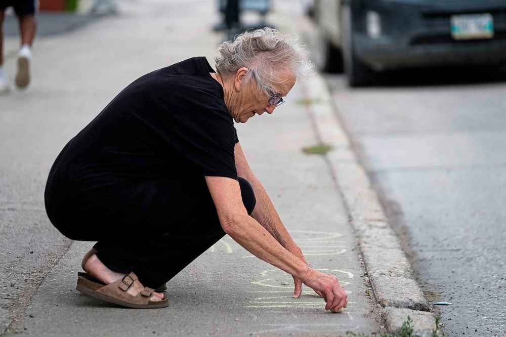 Daniel Crump / Winnipeg Free Presss
Jean Altemeyer, a member of the Concerned Voters Group, writes an idea about what to do with the boarded and neglected Rubin Block building.