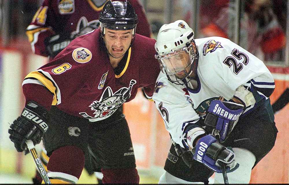 PHIL HOSSACK / WINNIPEG FREE PRESS FILES
Eakins, left, as a member of the IHL's Chicago Wolves where he won a Turner Cup in 2001 playing for GM Kevin Cheveldayoff.