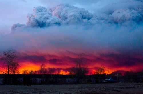 A wildfire moves towards the town of Anzac from Fort McMurray, Alta., on Wednesday May 4, 2016. The wildfire has already torched 1,600 structures in the evacuated oil hub of Fort McMurray and is poised to renew its attack in another day of scorching heat and strong winds.THE CANADIAN PRESS/Jason Franson