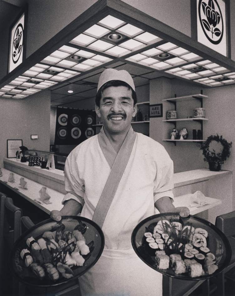 Jeff DeBooy / Winnipeg Free Press Archives
Ohno displays his sushi dishes at Edohei in 1988.