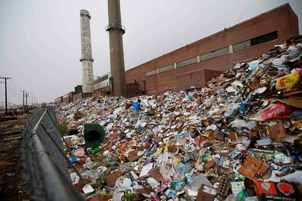 JOHN WOODS / WINNIPEG FREE PRESS
Mountains of recyclable materials are mounded outside of the Emterra Environmental building on Henry Avenue in Winnipeg.