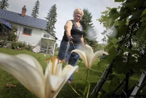 MIKE DEAL / WINNIPEG FREE PRESS
Elizabeth Wood is certain she has Lyme disease and has struggled to convince doctors she needs treatment for it.