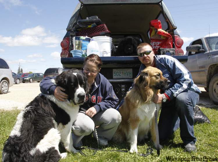 WAYNE.GLOWACKI@FREEPRESS.MB.CA
Trevor and Pamela Loeb with their dogs at the Rec. Centre in St. Laurent Wednesday. They were forced to leave their home on Johnson Beach on Lake Manitoba just north of St. Laurent.