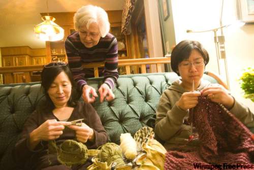 David Lipnowski / Winnipeg Free Press
Edna Peters (centre) checks out Heiran Jun’s (left) and Soyoun Han’s knitting progress at Peters’ home.