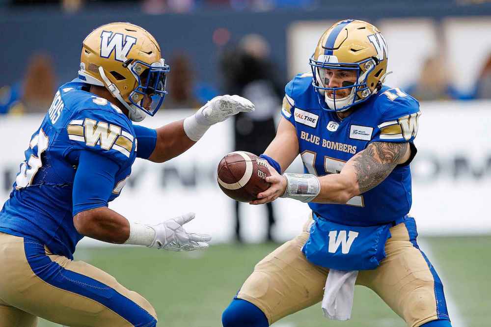 JOHN WOODS / THE CANADIAN PRESS
Winnipeg Blue Bombers quarterback Chris Streveler (17) hands off to Andrew Harris (33) during the first half of the game.