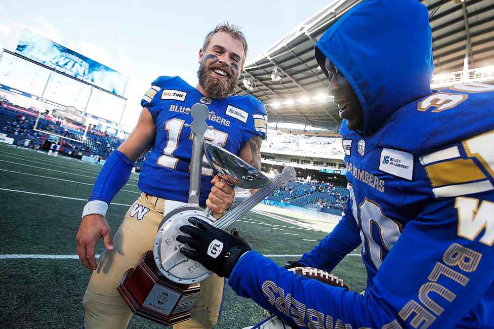 JOHN WOODS / THE CANADIAN PRESS
Winnipeg Blue Bombers quarterback Chris Streveler (17) and Winston Rose (30) celebrate defeating the Saskatchewan Roughriders by ÒpickinÕÓ the Banjo Bowl trophy after CFL action in Winnipeg Saturday, September 7, 2019.